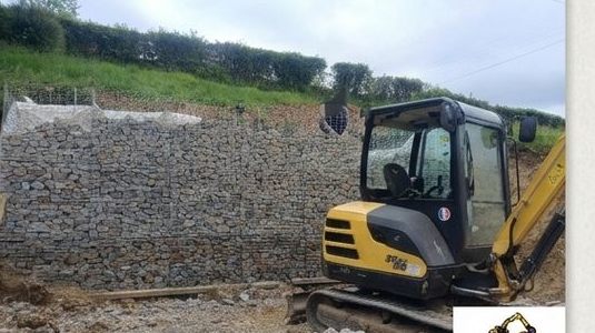 Mur en gabions réalisé à la mini-pelle