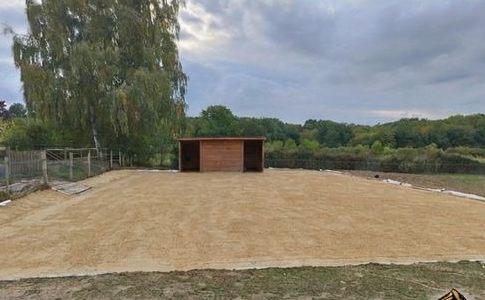 Plateforme stabilisée pour un paddock avec abri