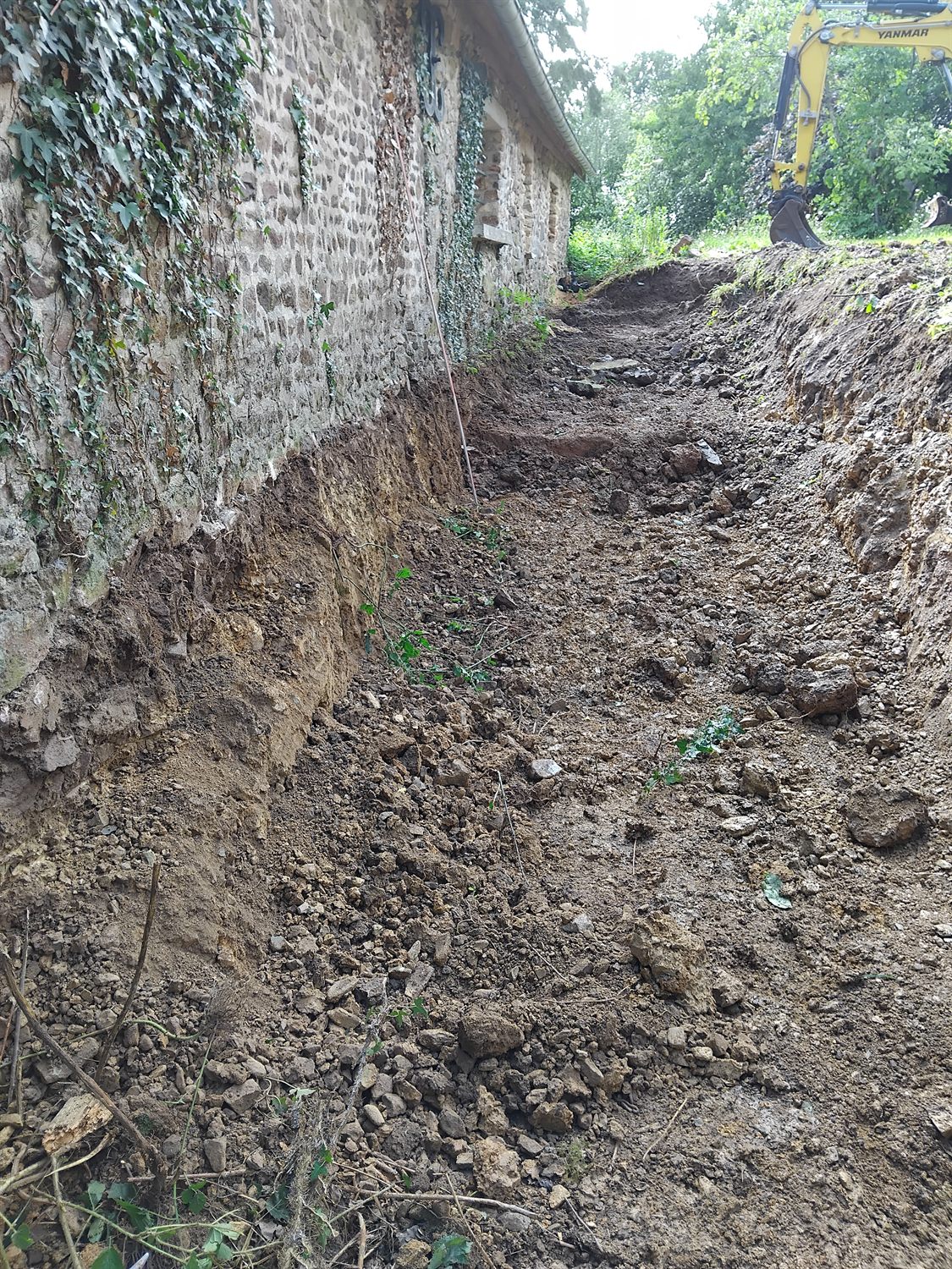 Reprise d'un talus le long d'une allée pavée