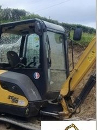 Mini-pelle Yanmar SV26 jaune sur chantier